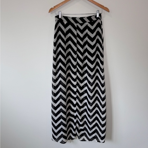 Love 21 Black and White Ombré Chevron Mini Skirt with Maxi Layover (S) - Picture 5 of 5